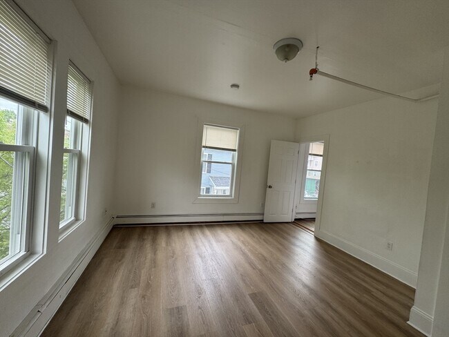 Building Photo - 135 Chestnut St