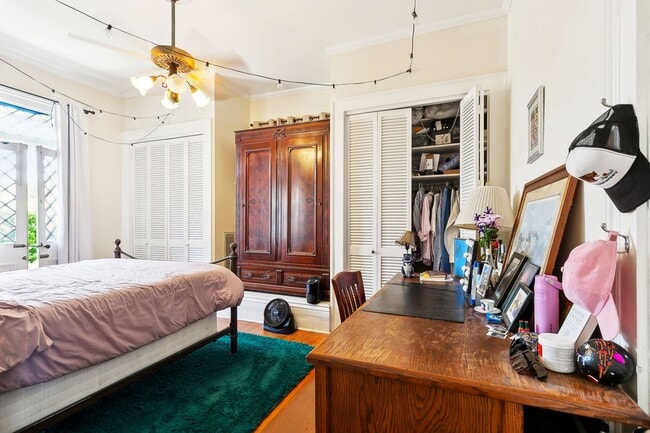 Building Photo - 6056 Prytania St