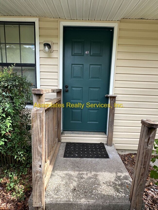 Building Photo - Attention Students! 1 bedroom- Near Shands & UF!  Look!