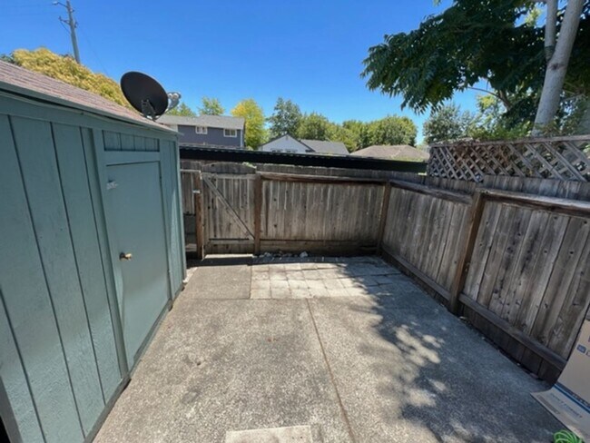 Building Photo - Spacious Condo with Private Patio
