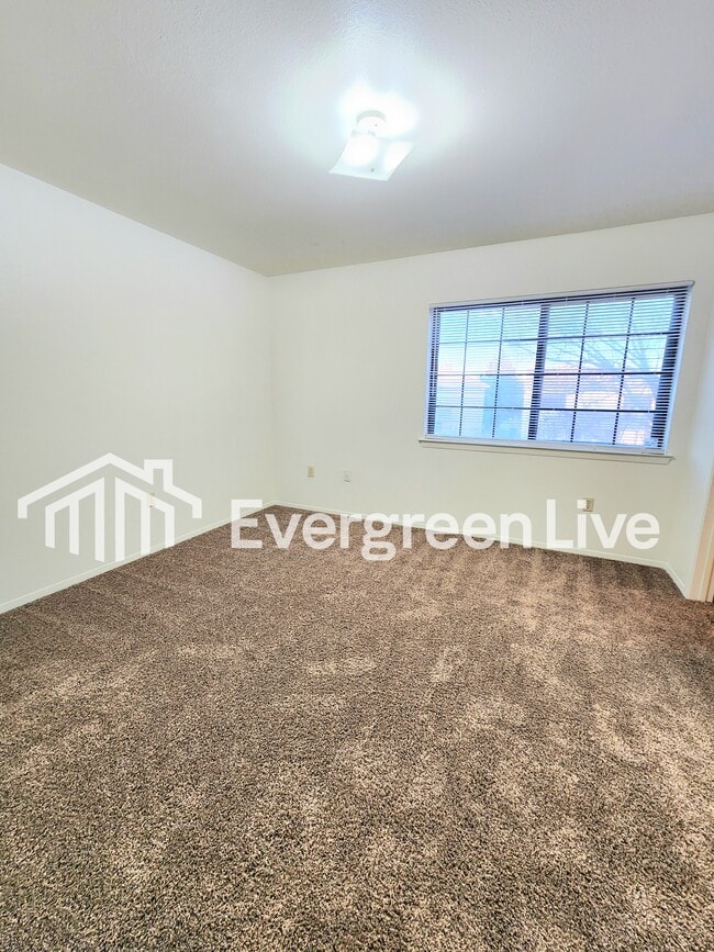 Building Photo - 213 Raven Dr