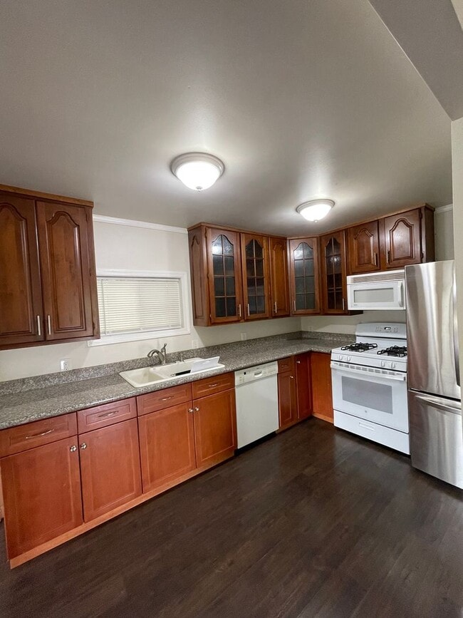 Building Photo - 2bdrm, 2 bath, located just minutes from d...