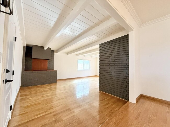 Building Photo - 705 Santa Rita St