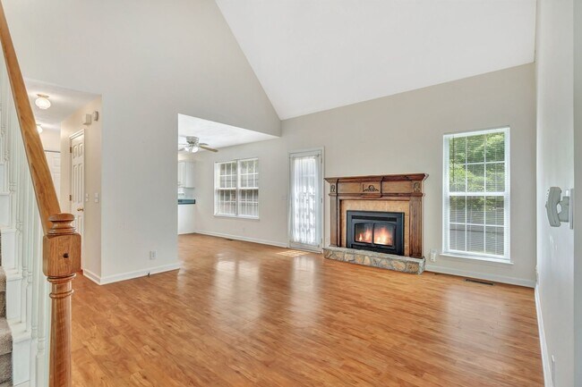 Building Photo - NEW PRICE and $500 off second full month's rent with a signed lease beginning in August!