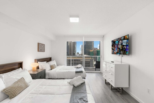 Building Photo - 1 SE 12th St