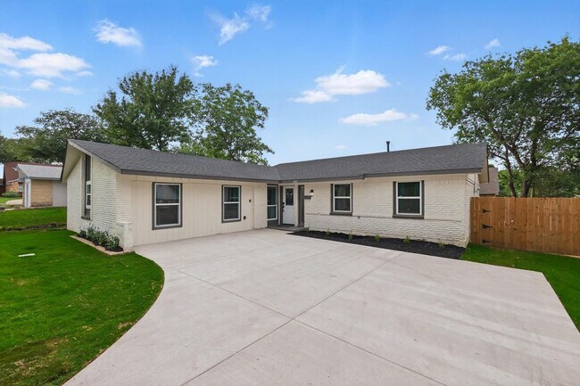 Building Photo - 3321 Ridgehaven St