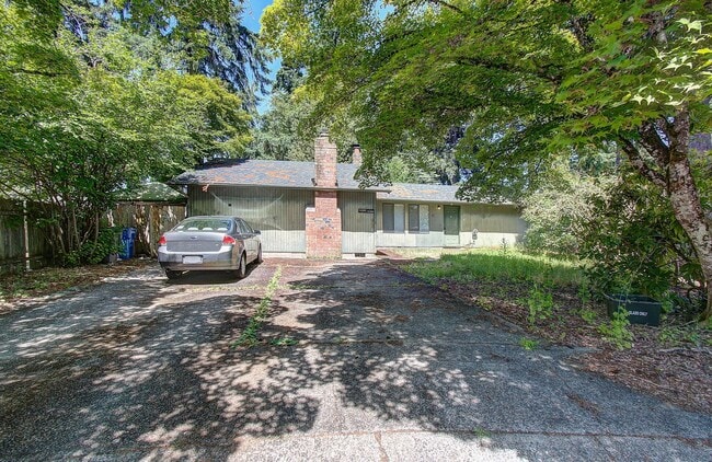 Building Photo - 2 BEDROOM, 1 BATH DUPLEX W/FENCED YARD!