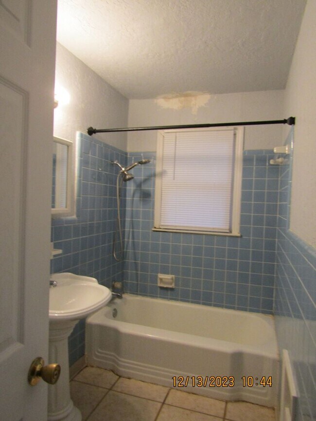 Building Photo - Close to shopping, Comanche hospital and Cameron University