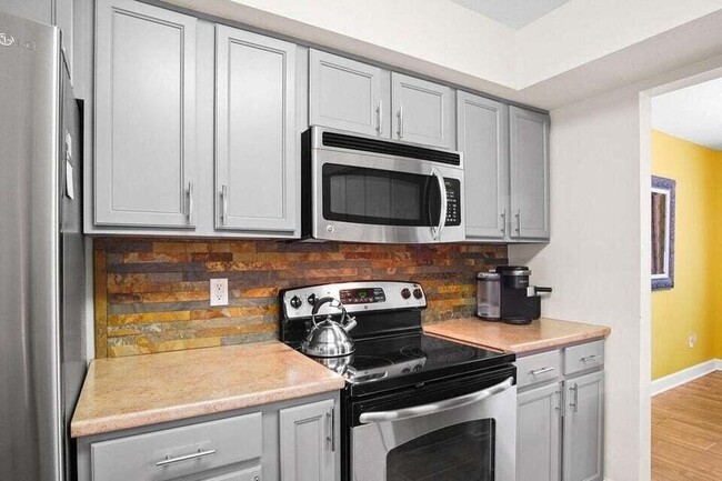 Building Photo - 401 N Village Cir