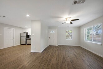 Building Photo - 1822 Pine Village Dr