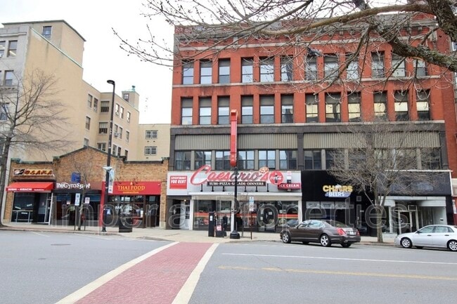 Building Photo - 1061 Elm St