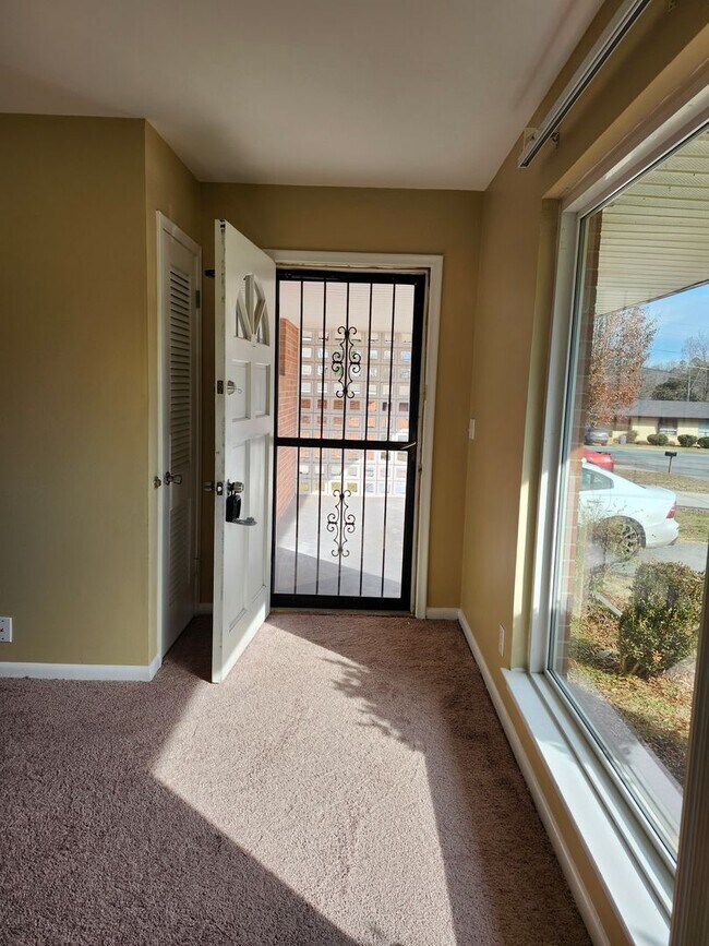 Building Photo - 827 Darryl Ln