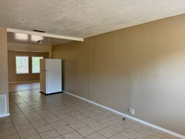 Building Photo - 1502 Parkdale Dr