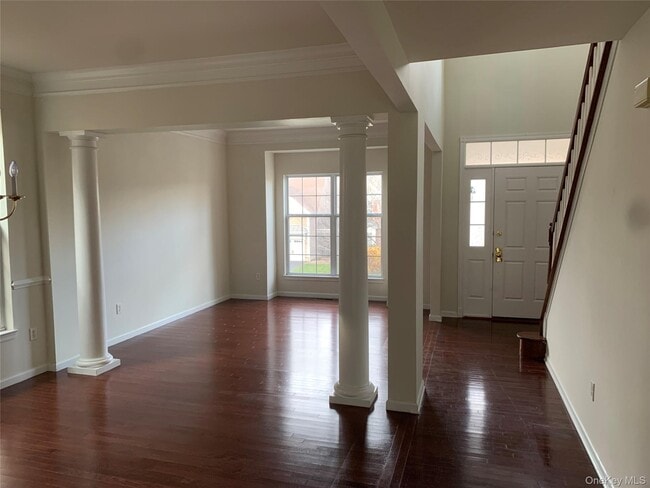 Building Photo - 620 Creekside Ln