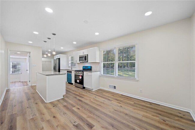 Building Photo - 1467 Thompson Pl