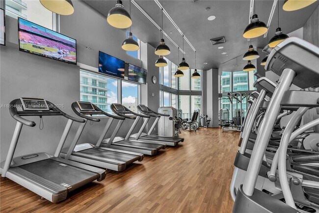 Building Photo - 1300 Brickell Bay Dr