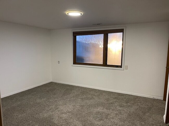Building Photo - 310 N Crestview Dr