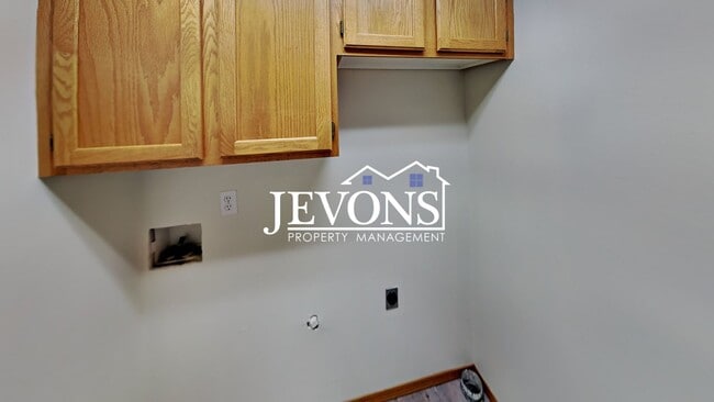 Building Photo - Two-bedroom home with a fully equipped kit...