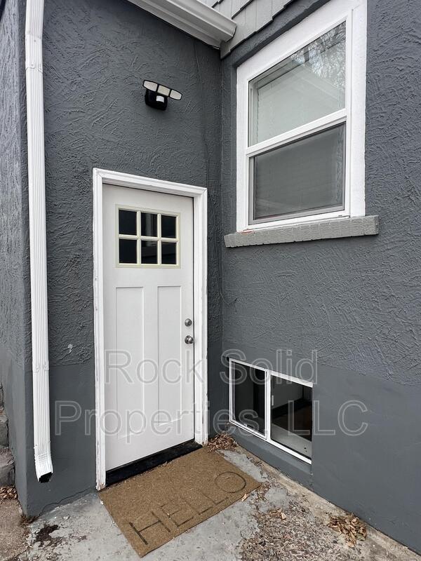 Building Photo - 2104 E 12th St
