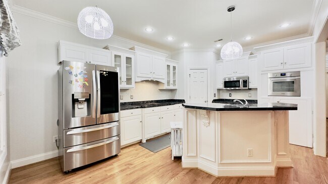 Building Photo - 423 Sterling Dr
