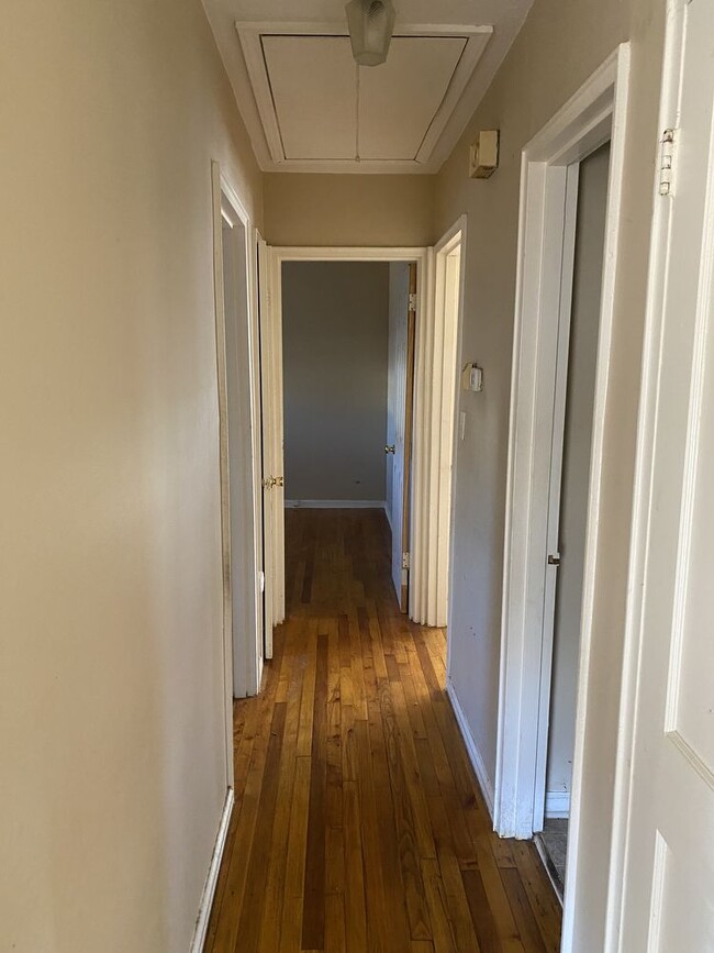 Building Photo - Three bedroom 1.5 bath home