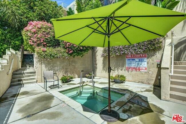 Building Photo - 2222 Beachwood Dr