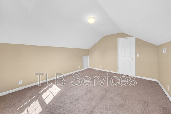 Building Photo - 211 Fall Creek Dr