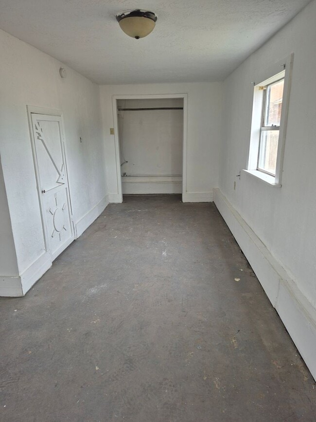 Building Photo - centrally located, pets negotiable with ow...