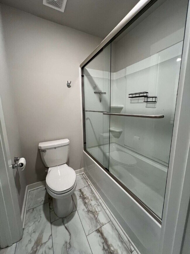 Building Photo - Luxury Living for Lease in Hendersonville!