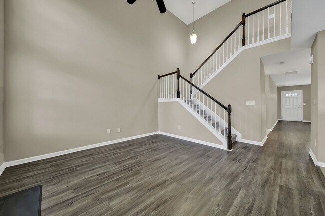 Building Photo - Lovely Two Bedroom Townhome With Bonus and...