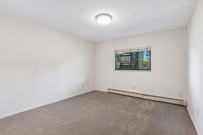 Building Photo - 695 Manhattan Dr