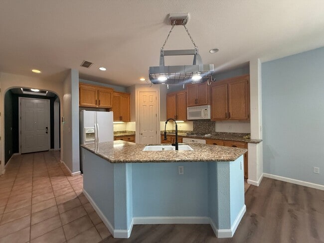Building Photo - Single-story 3 bedroom, 2 bathroom, plus o...