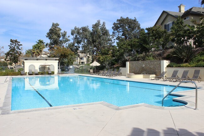 Building Photo - Beautifully Upgraded 3BR/2.5BA Townhome in...