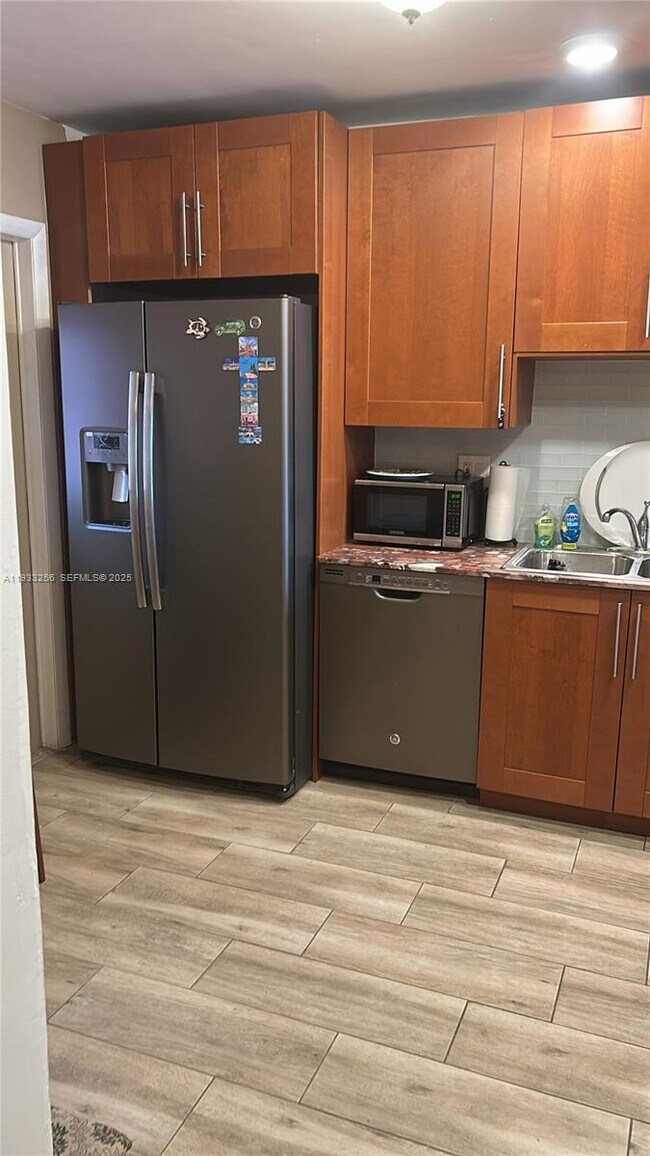 Building Photo - 215 SE 3rd Ave