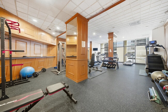 Building Photo - 1540 N La Salle Dr