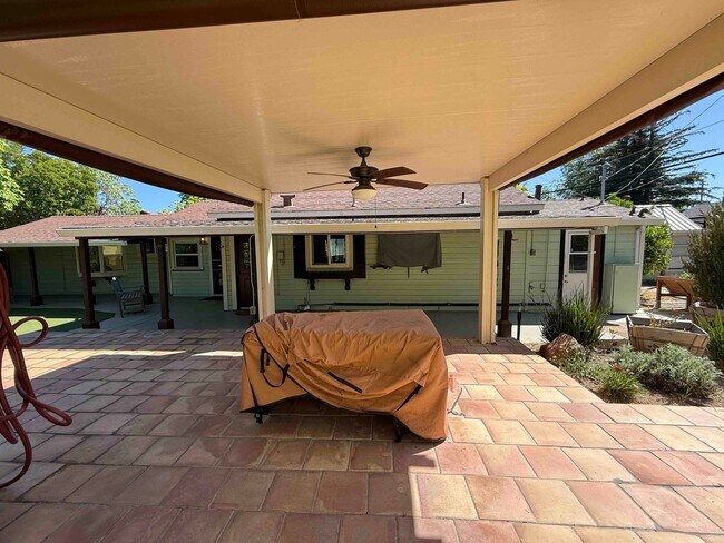 Building Photo - Charming Land Park 2 Bedroom