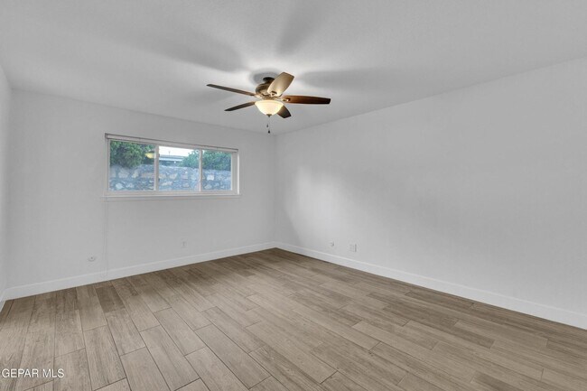 Building Photo - Come to check this beautiful house 4 bedrooms, possible 5th bed and 3 baths.