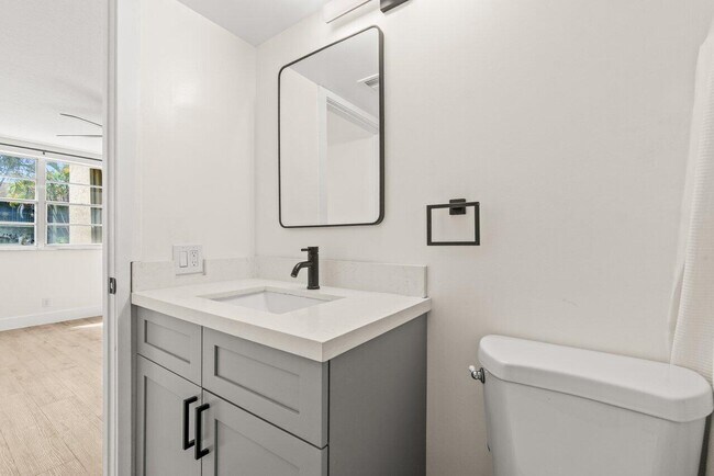 Building Photo - 2935 SW 22nd Ave