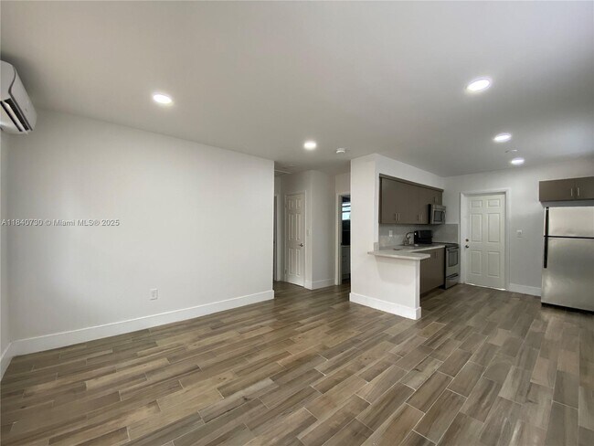 Building Photo - 365 NE 55th Terrace