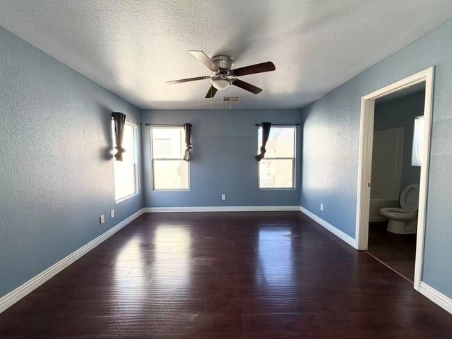 Building Photo - Beautiful 2-story home offering 3 bedrooms, 2.5 bathrooms