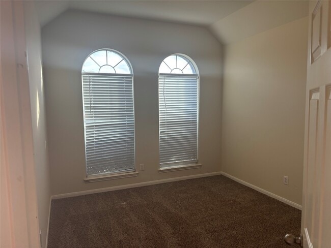 Building Photo - 1930 Shady Oaks Ct