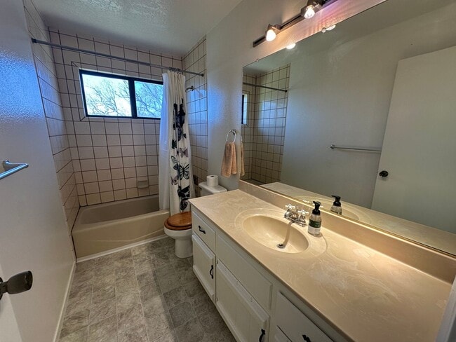 Building Photo - Gorgeous Multilevel 4 Bedroom 2.5 Bathroom Home on Acreage