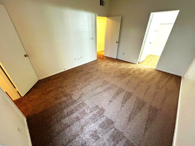 Building Photo - NORTHWEST 2 BEDROOM, 2 BATHROOM CONDO, ALL APPLIANCES INCLUDED!