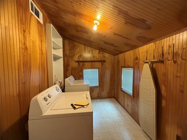 Building Photo - 1203 County Rd 254