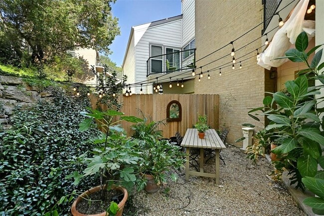 Building Photo - 6600 Valleyside Rd