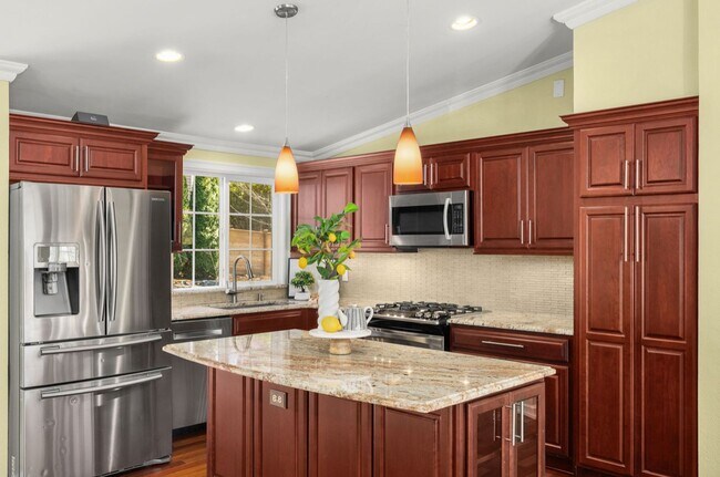 Building Photo - Luxurious home with tasteful updates throu...