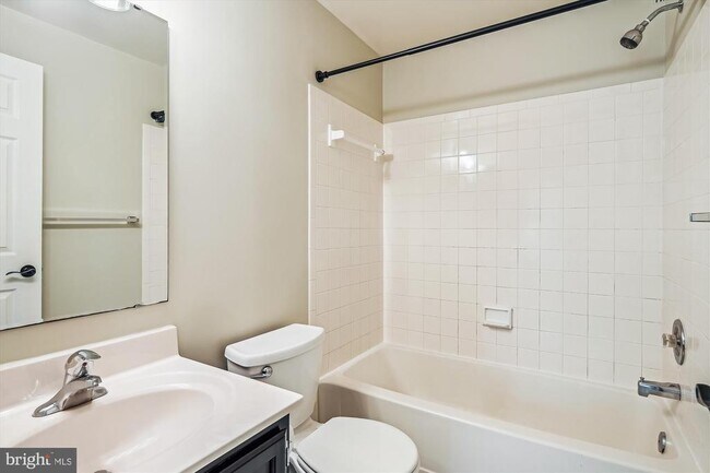 Building Photo - 1293 Quaker Hill Dr