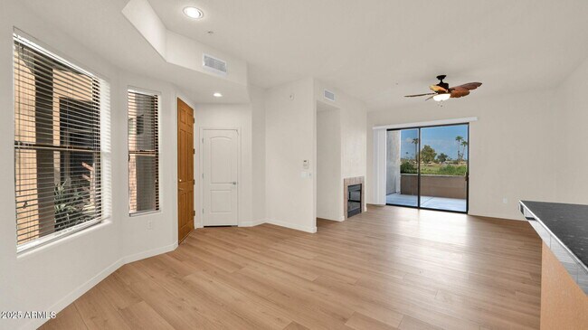 Building Photo - 7027 N Scottsdale Rd