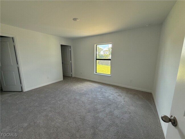 Building Photo - 918 NE 33rd Ln