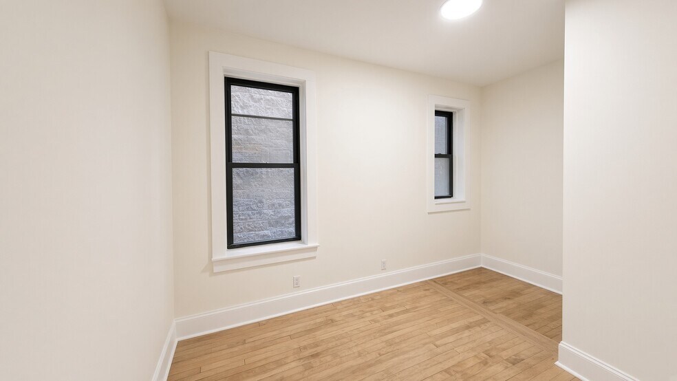 Building Photo - 2301 N Leavitt St